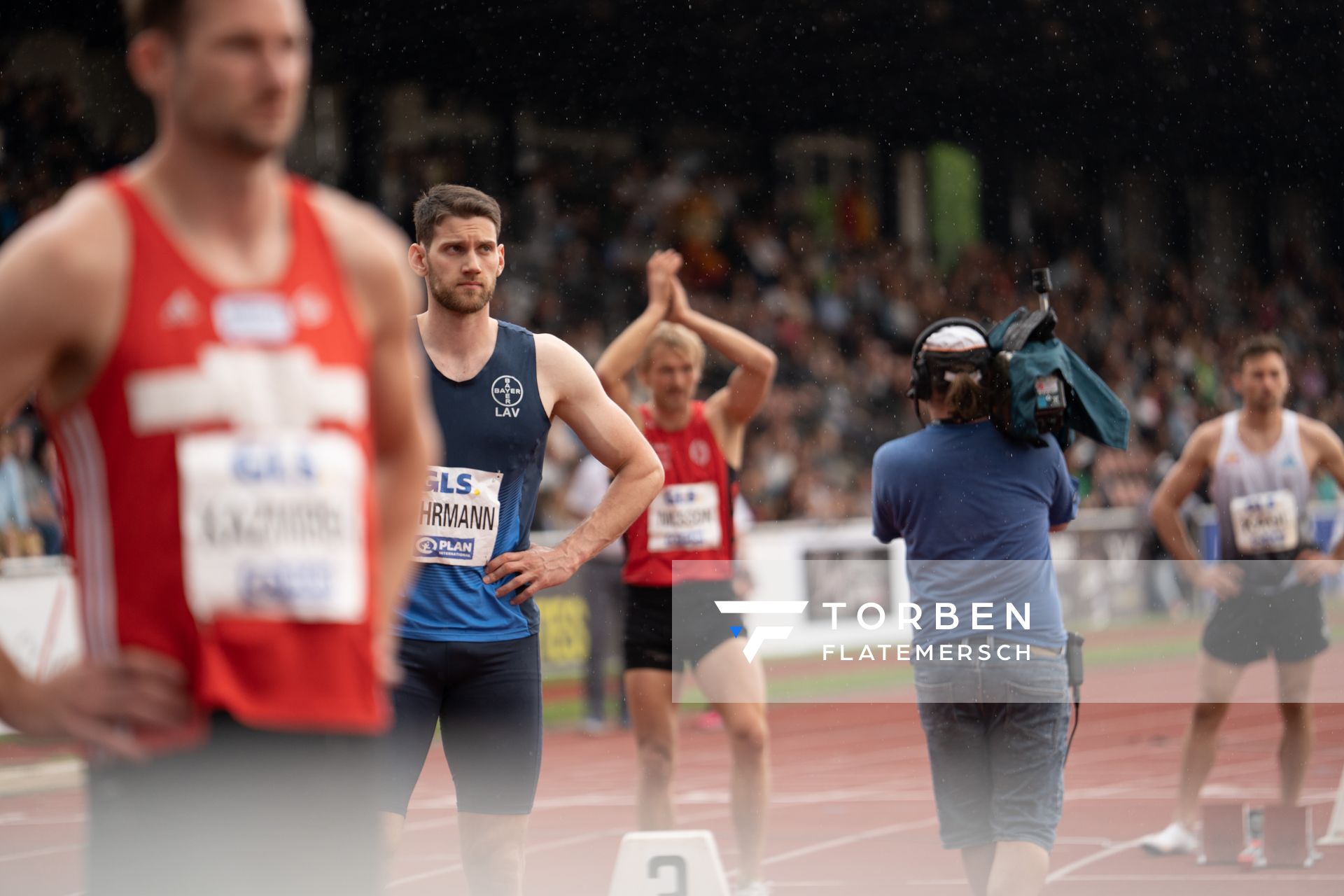 Jan Ruhrmann (LAV Bayer Uerdingen/Dormagen) vor dem 400m Start am 07.05.2022 beim Stadtwerke Ratingen Mehrkampf-Meeting 2022 in Ratingen